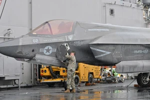 Một quân nhân Mỹ kiểm tra máy bay chiến đấu F-35 tại Busan, Hàn Quốc.