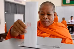 Một nhà sư đi bỏ phiếu ở Phnom Penh.
