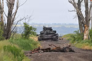 Một chiếc xe tăng Ukraine bị phá hủy.