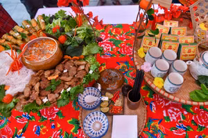 Hào hứng cuộc thi làm bún chả ngày 8/3 của nam giảng viên Sư phạm