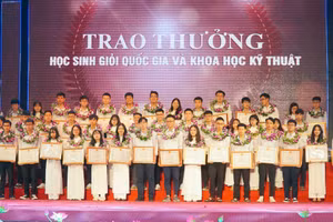 Nghệ An tuyên dương 119 học sinh đạt giải quốc tế, quốc gia và điểm cao thi Tốt nghiệp THPT năm 2020.