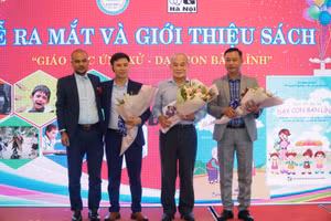 Các tác giả nhận giấy phép xuất bản sách "Giáo dục ứng xử - Dạy con bản lĩnh".