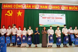 Chương trình "Tiếp sức đến trường" được tổ chức tại Hội trường UBND huyện Ba Tri, Bến Tre, sáng 6/8. Ảnh: Mạnh Tùng