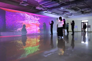 Sinh viên tham quan triển lãm ArtTech Fusion 2023. Ảnh: UEH