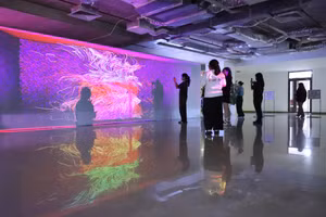 Sinh viên tham quan triển lãm ArtTech Fusion 2023. Ảnh: UEH