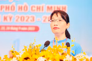 Bà Trần Thị Diệu Thúy phát biểu tại Đại hội Công đoàn TPHCM nhiệm kỳ 2023-2028. (Ảnh: Trang tin Công đoàn TPHCM)