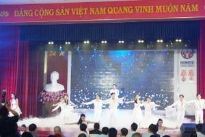 Tiết mục "Khát vọng" của đội thi Trường Đại học Sư phạm Kỹ thuật TPHCM trong đêm khai mạc vòng khu vực miền Nam. Ảnh: Mạnh Tùng