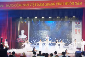 Tiết mục "Khát vọng" của đội thi Trường Đại học Sư phạm Kỹ thuật TPHCM trong đêm khai mạc vòng khu vực miền Nam. Ảnh: Mạnh Tùng