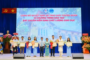 Trường Đại học Sài Gòn nhận giấy chứng nhận 12 chương trình đào tạo đạt chuẩn kiểm định chất lượng giáo dục. Ảnh: T.Hùng