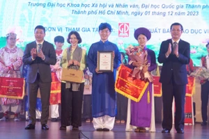 Giải Nhất thuộc về đội Trường Đại học Khoa học Xã hội và Nhân văn, Đại học Quốc gia Hà Nội. Ảnh: Mạnh Tùng