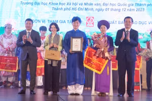 Giải Nhất thuộc về đội Trường Đại học Khoa học Xã hội và Nhân văn, Đại học Quốc gia Hà Nội. Ảnh: Mạnh Tùng