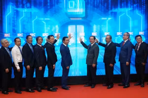 Các đại biểu thực hiện nghi thức khai trương Trung tâm Điện tử và Vi mạch bán dẫn tại Khu Công nghệ cao TPHCM, chiều 6/9. Ảnh: Mạnh Tùng