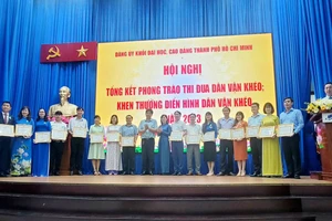 Các tập thể điển hình “Dân vận khéo” năm 2023 nhận giấy khen của Đảng ủy Khối Đại học, Cao đẳng TPHCM. (Ảnh: Khánh Huy)