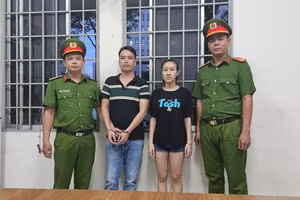 Nguyễn Thành Liêm (thứ hai từ trái qua) và Hà Thụy Vân Anh tại cơ quan công an. (Ảnh: Công an TPHCM)