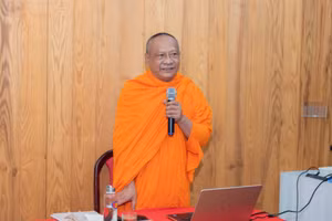 Sư Danh Lung trong buổi bảo vệ luận án Tiến sĩ, tháng 9/2022. Ảnh: HCMUSSH