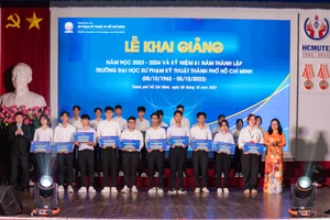 Tân sinh viên Trường Đại học Sư phạm Kỹ thuật TPHCM nhận học bổng khuyến tài tại lễ khai giảng sáng 5/10. Ảnh: Mạnh Tùng