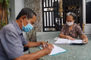 Cán bộ khu phố ở TP Thủ Đức thống kê người lao động bị ảnh hưởng bởi Covid-19 để nhận gói hỗ trợ. Ảnh: Lê Nam