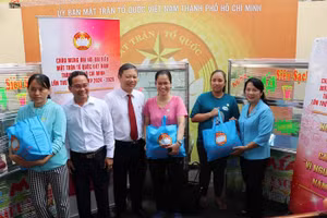 Chủ tịch Ủy ban Mặt trận Tổ quốc Việt Nam TPHCM Trần Kim Yến và Phó Chủ tịch UBND TPHCM Dương Anh Đức trao tặng quà cho các hộ dân có hoàn cảnh khó khăn. Ảnh: UBND TPHCM