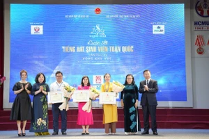 Thứ trưởng Ngô Thị Minh trao Bằng khen của Bộ trưởng Bộ GD&ĐT cho đội Nhất và Nhì toàn đoàn. Ảnh: HCMUTE