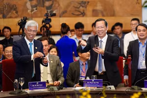 Lãnh đạo TPHCM mở đầu buổi gặp gỡ 100 lãnh đạo các tập đoàn hàng đầu thế giới. (Ảnh: Hoàng Hùng/SGGP).