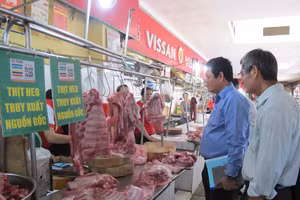 Lực lượng chức năng TPHCM giám sát về an toàn thực phẩm tại chợ Bến Thành, quận 1. (Ảnh: Trang tin Thành ủy TPHCM)