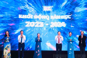 Bà Nguyễn Thị Lệ (thứ ba từ trái sang) cùng các đại biểu thực hiện nghi thức khai giảng năm học mới. Ảnh: Thành ủy TPHCM.