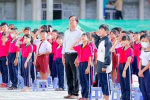 Thầy và trò Trường Tiểu học Suối Trầu hát Quốc ca chào cờ đầu tuần tại ngôi trường mới. Ảnh: Nguyễn Thuận/Báo Đồng Nai