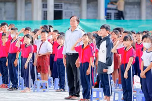 Thầy và trò Trường Tiểu học Suối Trầu hát Quốc ca chào cờ đầu tuần tại ngôi trường mới. Ảnh: Nguyễn Thuận/Báo Đồng Nai