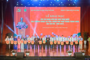 Các đội dự Hội thi Giảng viên dạy giỏi toàn quốc các trường chính trị nhận cờ lưu niệm. Ảnh: Mạnh Tùng