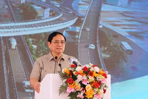 Thủ tướng Phạm Minh Chính phát biểu tại lễ khởi công 3 dự án cao tốc tại TPHCM, sáng 18/6. Ảnh: Thành Nhân