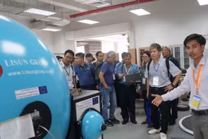 Các nhà khoa học tham quan một phòng thí nghiệm của Trường Đại học Việt Đức trong khuôn khổ hội nghị CAEP - 8. Ảnh: Mạnh Tùng