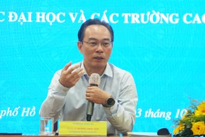 Thứ trưởng Hoàng Minh Sơn trao đổi tại Hội nghị công tác văn phòng và truyền thông khối cơ sở giáo dục đại học và các trường cao đẳng sư phạm năm 2023. Ảnh: Mạnh Tùng