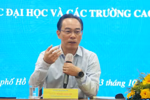 Thứ trưởng Hoàng Minh Sơn trao đổi tại Hội nghị công tác văn phòng và truyền thông khối cơ sở giáo dục đại học và các trường cao đẳng sư phạm năm 2023. Ảnh: Mạnh Tùng