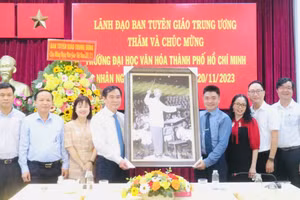 Ông Phan Xuân Thủy, Phó Trưởng Ban Tuyên giáo Trung ương tặng quà lưu niệm cho Trường Đại học Văn hóa TPHCM. Ảnh: VHS