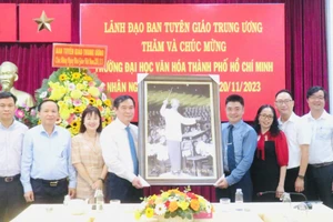 Ông Phan Xuân Thủy, Phó Trưởng Ban Tuyên giáo Trung ương tặng quà lưu niệm cho Trường Đại học Văn hóa TPHCM. Ảnh: VHS