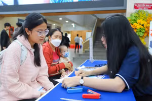 Tân sinh viên làm thủ tục nhập học tại Trường ĐH Nguyễn Tất Thành. Ảnh: NTTU