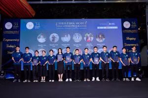 Sinh viên Đại học Quốc gia TPHCM nhận học bổng của CNCF. Ảnh: CNCF