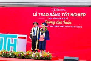 Lễ trao bằng tốt nghiệp tại Trường ĐH Giao thông Vận tải TPHCM ngày 23/7. Ảnh: NTCC