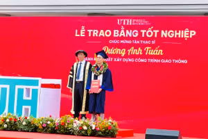 Lễ trao bằng tốt nghiệp tại Trường ĐH Giao thông Vận tải TPHCM ngày 23/7. Ảnh: NTCC