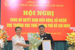 Ông Nguyễn Nam Bình (phải) nhận quyết định điều động, bổ nhiệm làm Cục trưởng Cục Thuế TPHCM. (Ảnh: Thành ủy TPHCM)