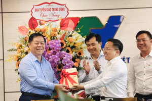 Ông Nguyễn Trọng Nghĩa thăm Trung tâm Truyền hình Việt Nam tại TPHCM. (Ảnh: Tạp chí Tuyên giáo)