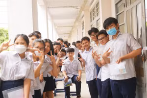 Nhóm thí sinh tại điểm thi Trường THCS Trần Văn Ơn, quận 1, TPHCM tự tin trước giờ thi môn Tiếng Anh.