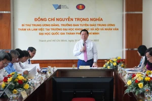 Toàn cảnh buổi làm việc của Trưởng Ban Tuyên giáo Trung ương và đoàn công tác với Trường Đại học Khoa học xã hội và Nhân văn. Ảnh: Mạnh Tùng