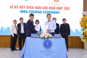Trường Đại học Luật TPHCM ký kết biên bản ghi nhớ hợp tác với Viện Kiểm sát Nhân dân cấp cao tại TPHCM. Ảnh: HCMULAW