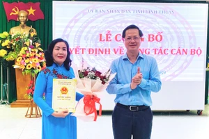 Bà Nguyễn Thị Toàn Thắng nhận quyết định bổ nhiệm làm Giám đốc Sở GD&ĐT Bình Thuận. Ảnh: Thanh Thủy