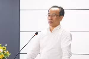 Thứ trưởng Hoàng Minh Sơn phát biểu khai mạc tọa đàm góp ý về dự thảo Thông tư chuẩn cơ sở giáo dục đại học. Ảnh: Mạnh Tùng