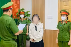 Công an thi hành quyết định với bị can Nguyễn Hoàng Kim Vy. (Ảnh: Công an TPHCM)