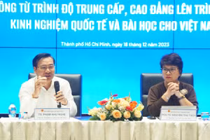 Bà Nguyễn Thu Thủy, Vụ trưởng Vụ Giáo dục đại học và ông Phạm Như Nghệ, Phó Vụ trưởng Vụ Giáo dục đại học dự tọa đàm. Ảnh: Mạnh Tùng