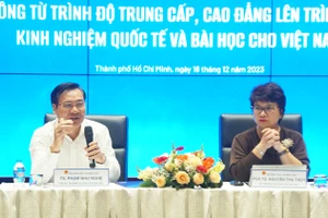 Bà Nguyễn Thu Thủy, Vụ trưởng Vụ Giáo dục đại học và ông Phạm Như Nghệ, Phó Vụ trưởng Vụ Giáo dục đại học dự tọa đàm. Ảnh: Mạnh Tùng