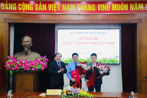 Ông Lâm Nhân (giữa) nhận quyết định công nhận Hiệu trưởng. Ảnh: Cổng thông tin Bộ Văn hóa, Thể thao và Du lịch.